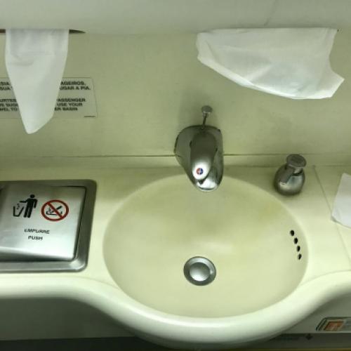 É seguro lavar as mãos e beber água nos aviões?