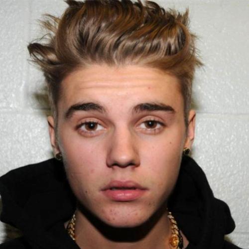 No Twitter o cantor Justin Bieber informou que teve o tímpano perfurad