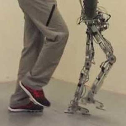 Robô consegue imitar caminhar humano de forma quase perfeita