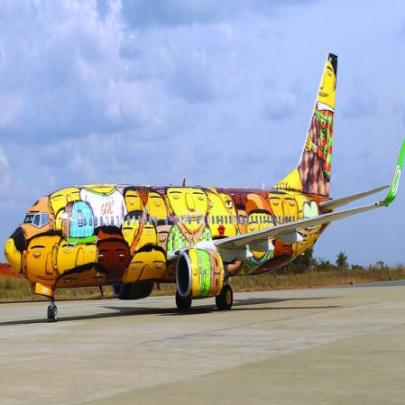 'Os Gêmeos' pintam avião da Seleção Brasileira