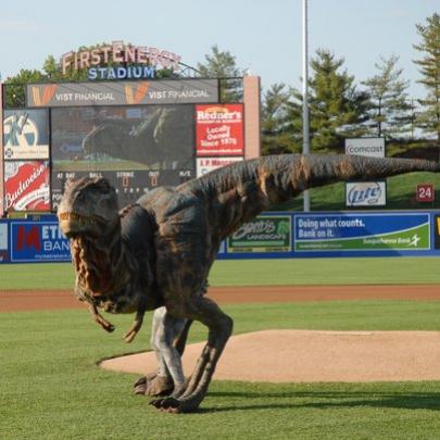 Você acha o beisebol muito chato? Que tal um com dinossauros?