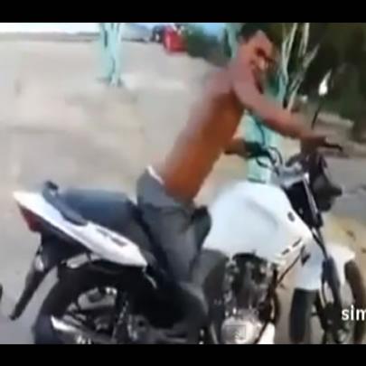 Homem tenta roubar moto, mais esquece de um detalhe