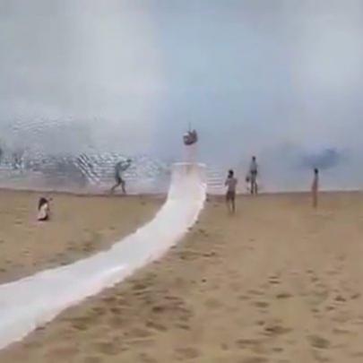 Tobogã na Rússia improvisado na areia