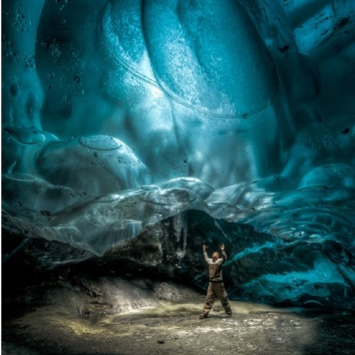 Impressionante caverna de gelo no Alasca