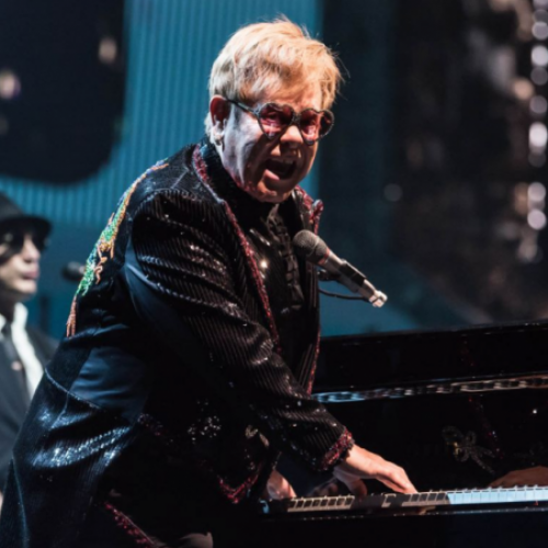 Elton John inicia mais uma turnê de despedida