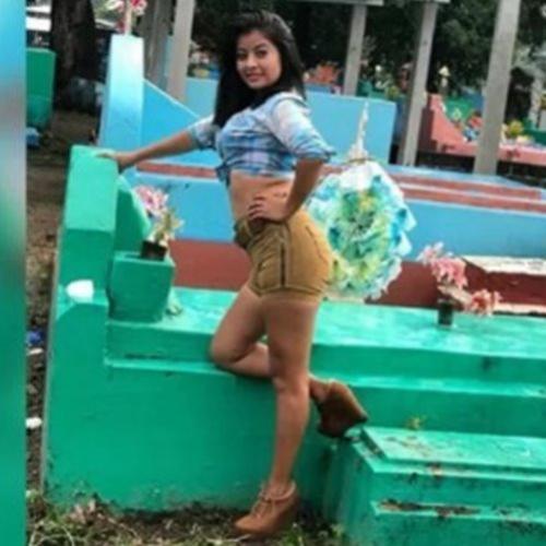 Jovens provocam revolta ao posar para ensaio sexy sobre túmulos