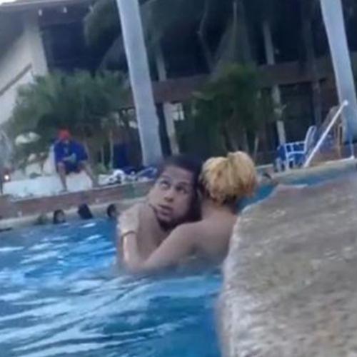O cara tendo uma crise orgásmica na piscina
