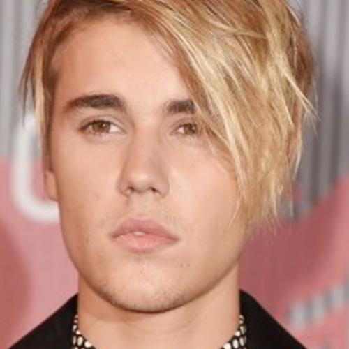 Justin Bieber se irrita e sai derrubando cadeiras em um restaurante!