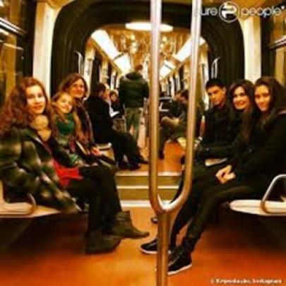 William Bonner anda de metrô com a família em Paris 