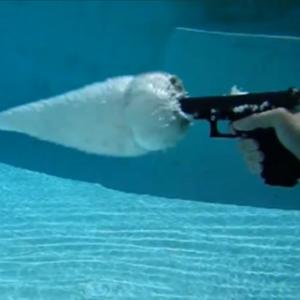 O que acontece quando se atira com uma arma em baixo da água.