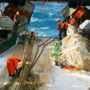 Um pescador russo cai do barco em alto mar, durante seu trabalho