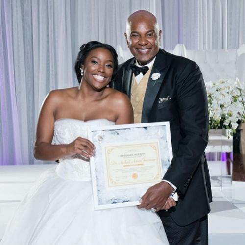 Noiva apresenta “diploma de pureza” para o pai
