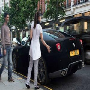 Ferrari 599 é coberta em couro em Londres