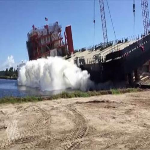 Veja um pequeno tsunami criado ao colocar um navio na água