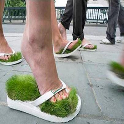 Esta é a moda do momento, chinelos feitos de grama , ja comprou o seu?