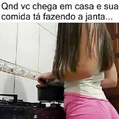 Quando você chega em casa e sua comida tá fazendo a janta...