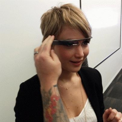 Jennifer Lawrence experimentando o Google Glass
