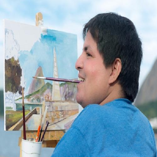 Artista deficiente demonstra sua arte pintando com a boca em vídeo