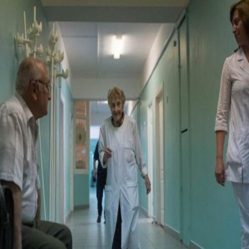 Aos 89 anos, médica russa é considerada a cirurgiã mais velha do plane