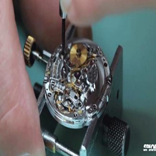 Relojoeiro desmonta e remonta um Rolex em vídeo hipnotizante
