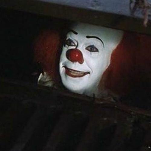 Foto da nova adaptação de It recria cena clássica do original