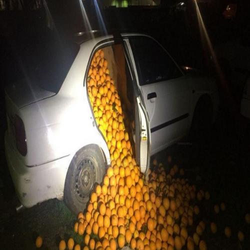 Enquanto no Brasil tem carro do ovo, na Espanha tem da laranja