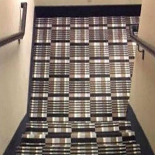 Imagina chegar em casa bêbado com essa escada