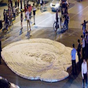 Espuma gigante e fedida surge em asfalto rachado e atrai curiosos....