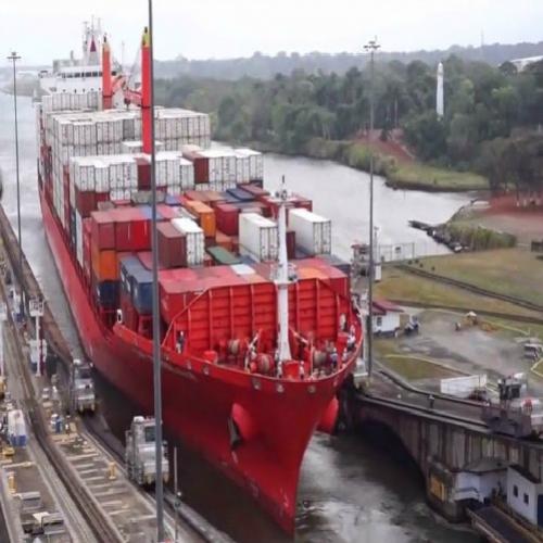 Acidente no canal do Panamá com um enorme cargueiro