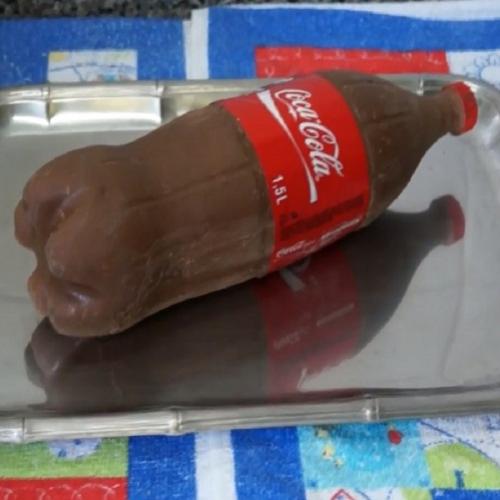 Bolo Prestígio no formato da garrafa de Cola-Cola