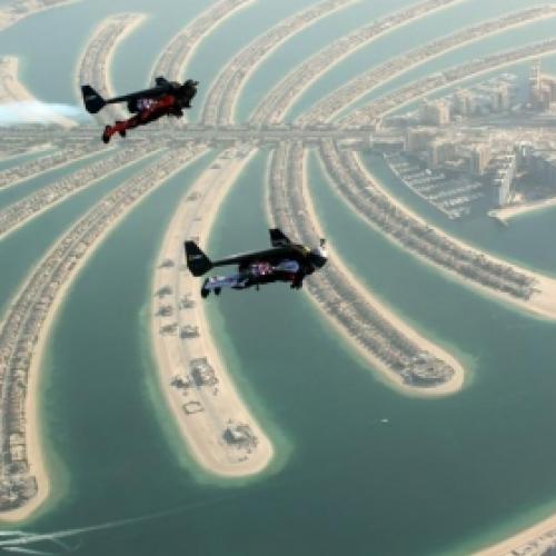 Dois pilotos com seus Jetpacks sobrevoam como pássaros os céus de Duba