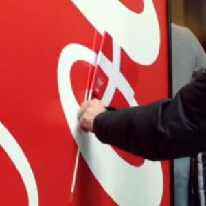 Existe bandeira da Dinamarca no logotipo da Coca-Cola?