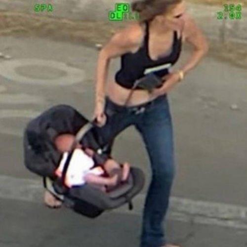 Foragida carrega bebê durante fuga, mas acaba dominada por policiais
