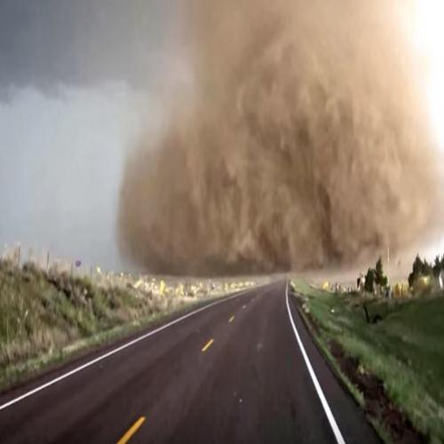 Homem chega perto de gigantesco tornado