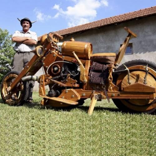 Homem constrói moto de madeira