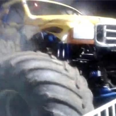 Monster truck perde controle mas consegue parar pouco antes de tragédi