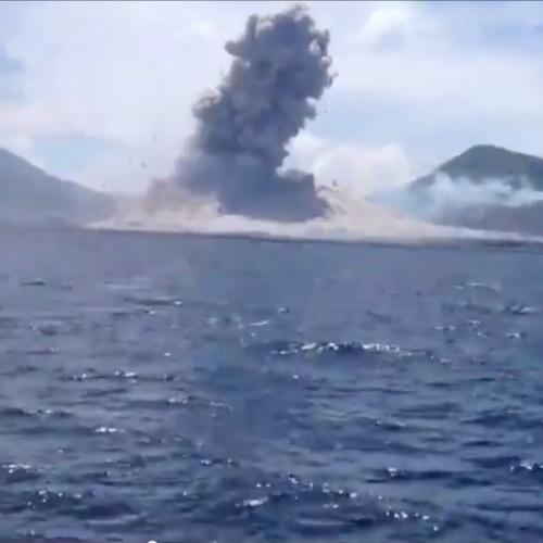 Momento que um vulcão entra em erupção na Nova Guine