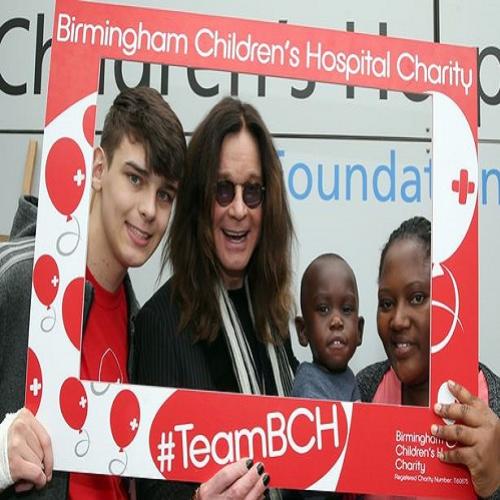 Ozzy Osbourne visita hospital infantil que cuida de doenças raras