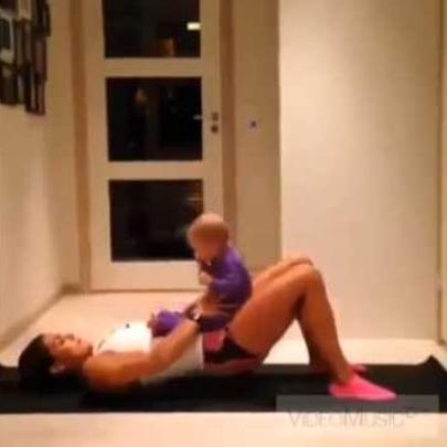 Mãe fazendo exercício com seu bebê