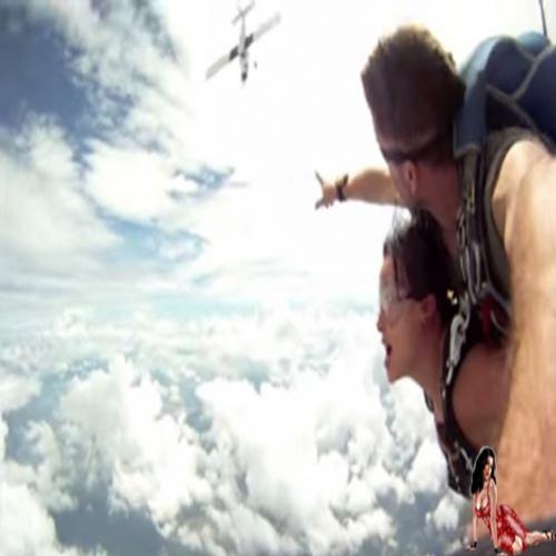 Skydivers quase são atingidos por avião durante salto
