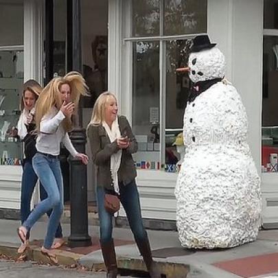 Boneco de Neve assustador quase faz com que as pessoas tenham um treco