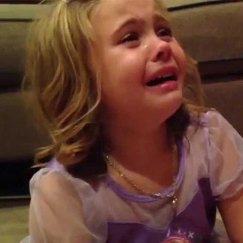 Menina de apenas 5 anos chora por não querer que seu irmãozinho cresça