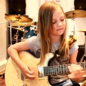 Zoe Thomzon, a pequena guitarrista!