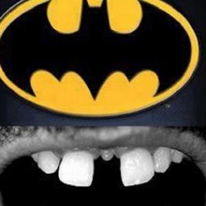 Boca com dentes no formato do simbolo do Batman