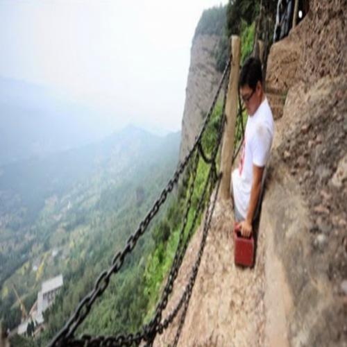Homem sem pernas escala a montanha mais perigosa da China. 