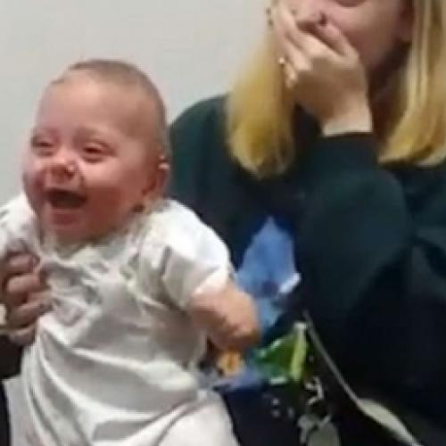 Bebê cai na risada ao ouvir pela primeira vez