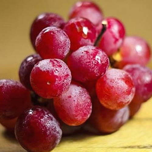 Cacho de uvas é leiloado no Japão por R$ 37 mil