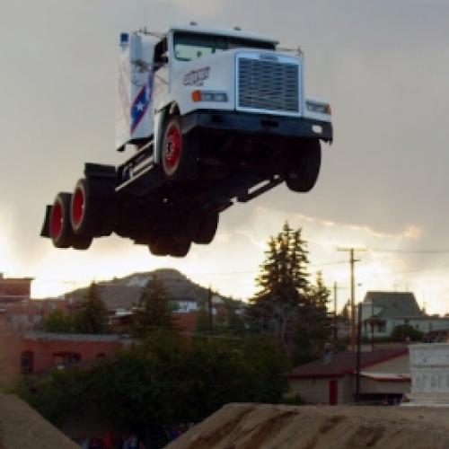 Você já viu um caminhão pulando uma rampa?