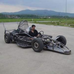 Homem constrói 'carro de Fórmula 1' em casa, na Bósnia-Herzegovina