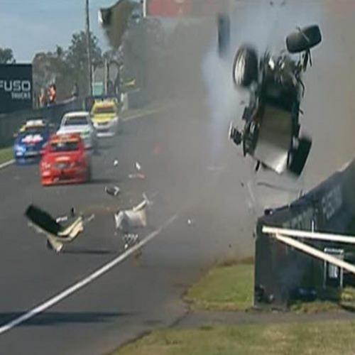 Veja o acidente brutal que aconteceu durante a competição V8 Supercars